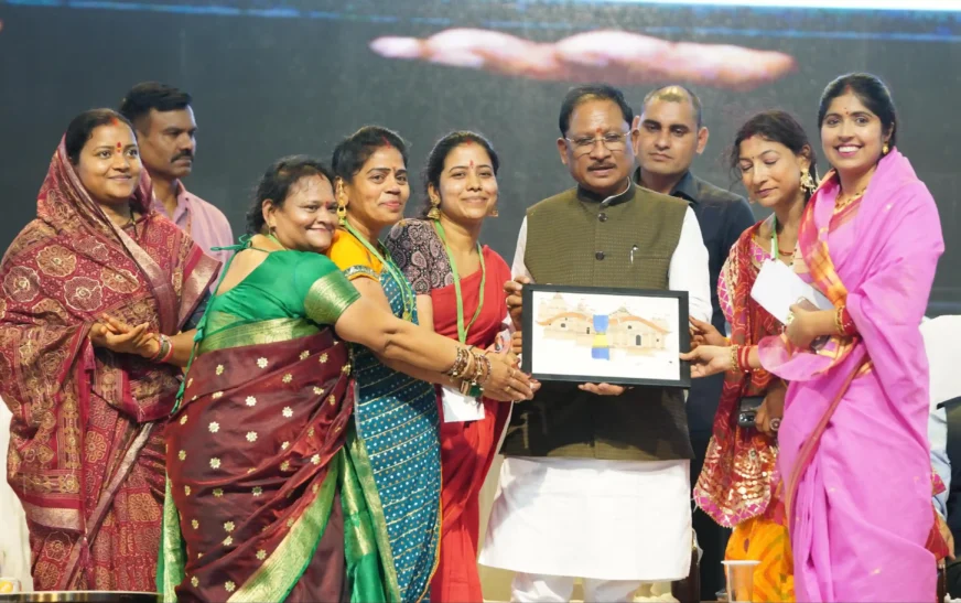 बहतराई स्टेडियम में गूंजा तीजा तिहार का उल्लास, CM विष्णुदेव साय ने बहनों संग साझा की पर्व की खुशियां