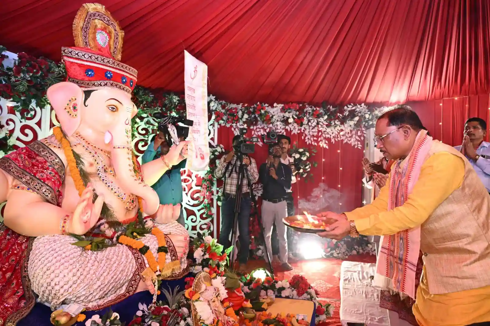 मुख्यमंत्री निवास में विराजे भगवान गणेश, CM साय ने परिवार के साथ की पूजा-अर्चना
