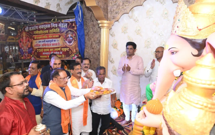 117 साल पुरानी गणेशोत्सव परंपरा में शामिल हुए CM साय: गोल बाजार में विघ्नहर्ता के किए दर्शन-पूजन, प्रदेश की सुख-समृद्धि की कामना
