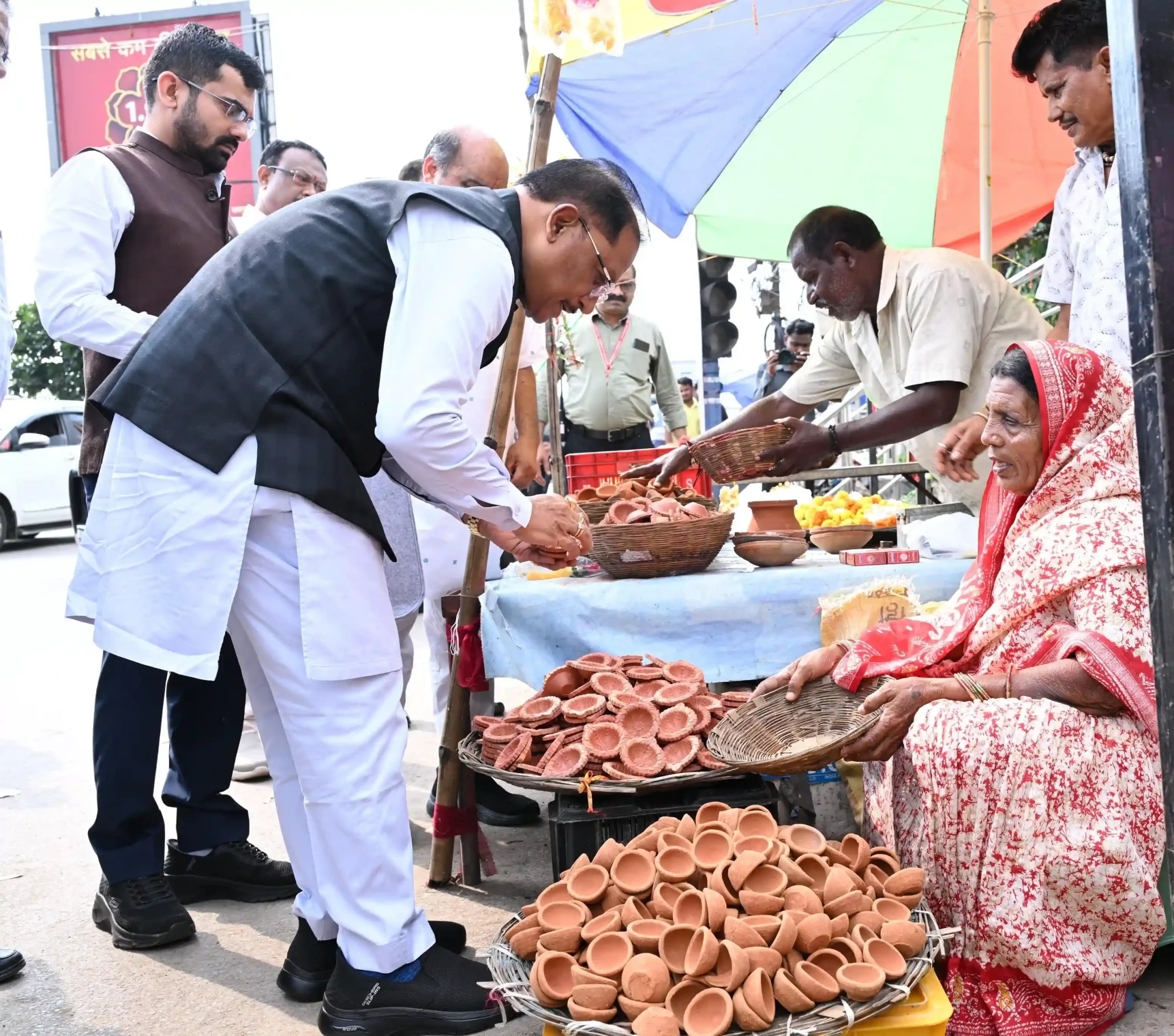 एक दीया, कई संदेश: CM साय ने सड़क किनारे मीरा से खरीदा मिट्टी का दीया, जनधन-महतारी वंदन की भी ली जानकारी