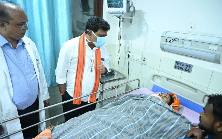 उप मुख्यमंत्री विजय शर्मा ने एम्स रायपुर में सड़क हादसे के घायलों से की मुलाकात, बेहतर इलाज के दिए निर्देश