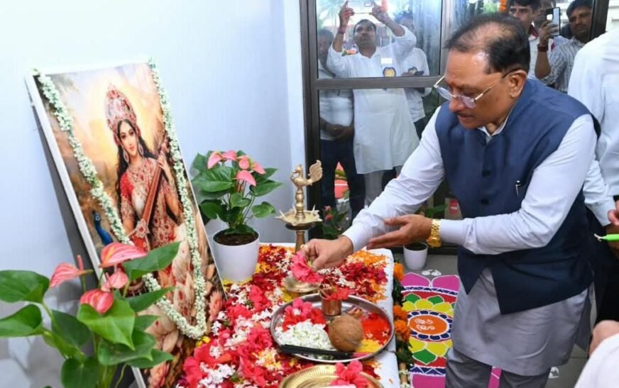 बनोरा अघोर गुरु पीठ पहुंचे CM विष्णुदेव साय, अघोरेश्वर भगवान राम के चरणों में अर्पित की श्रद्धा