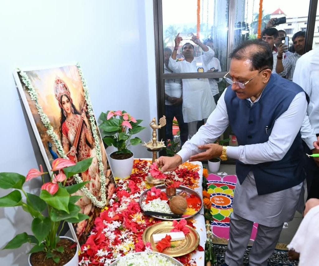 बनोरा अघोर गुरु पीठ पहुंचे CM विष्णुदेव साय, अघोरेश्वर भगवान राम के चरणों में अर्पित की श्रद्धा