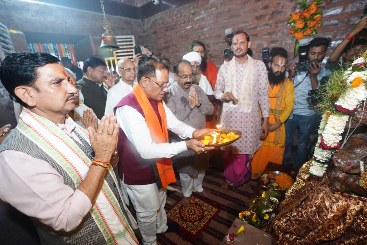 मदकूद्वीप के प्राचीन मंदिरों में CM साय ने की पूजा-अर्चना, कन्या पूजन कर प्रदेशवासियों की सुख-समृद्धि की कामना