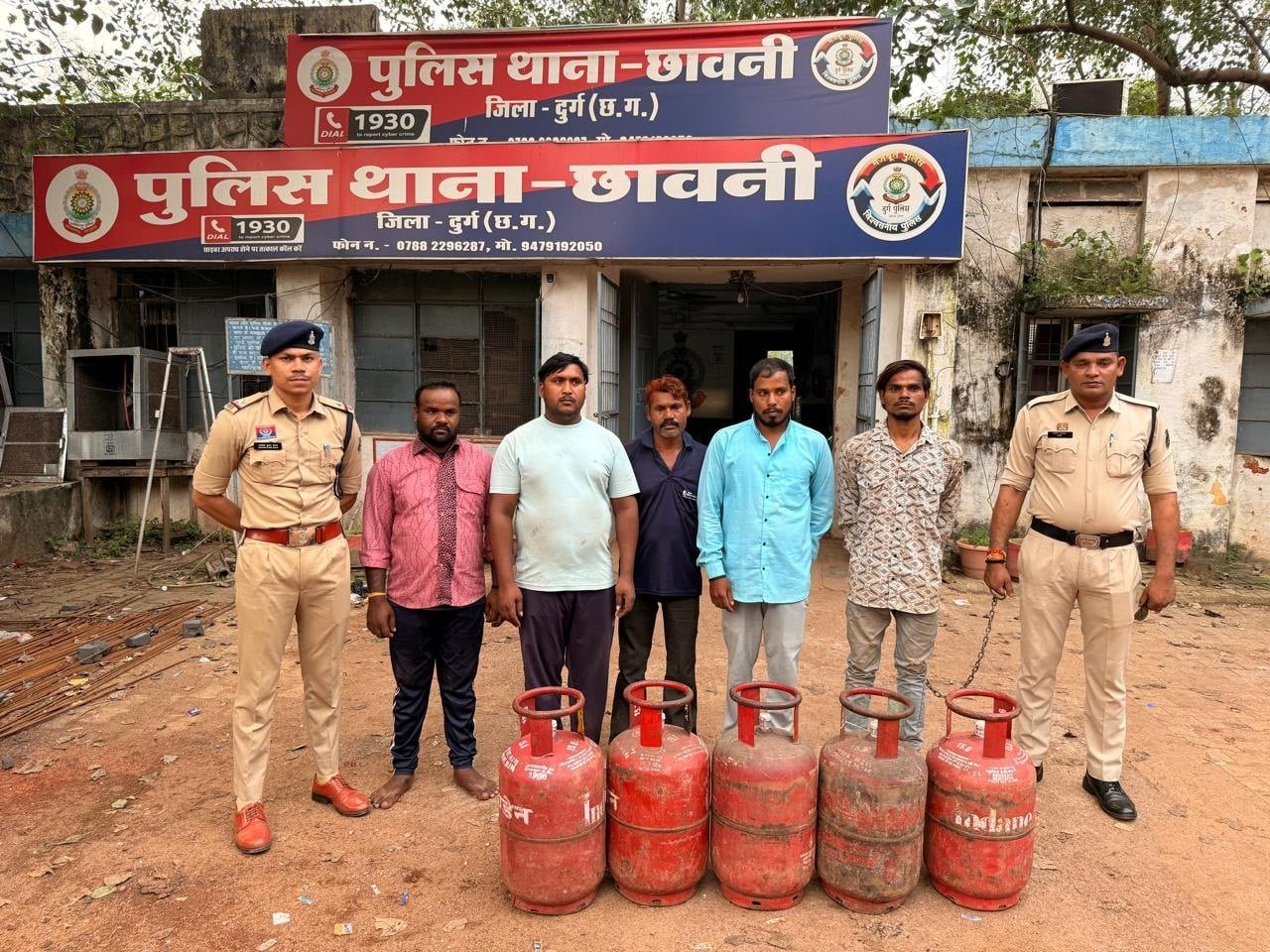 CG Crime: खड़ी गाड़ी से 36 भरे सिलेंडर चोरी, 2 हजार रुपये में बेच दिए; पुलिस ने 8 आरोपियों को दबोचा
