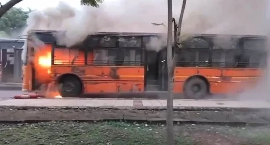 नवा रायपुर में मंत्रालय कर्मचारियों को ले जा रही बस में भीषण आग, जलकर हुई खाक; बाल-बाल बचे कर्मचारी