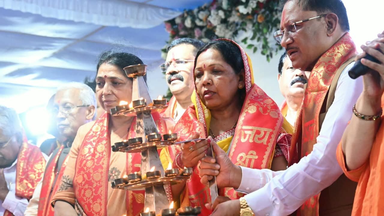 रायपुर में सवा लाख ‘आशीर्वाद के दीप’ से जगमगाया खारुन तट: PM मोदी के जन्मदिन पर CM साय ने की महाआरती, मांगी दीर्घायु की कामना