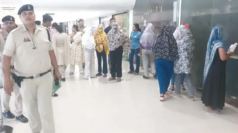 भिलाई के सूर्या मॉल में स्पा सेंटर पर पुलिस की रेड: बिजली-पानी बंद होने के बावजूद अंदर मिलीं युवतियां, संचालक समेत सभी पर कार्रवाई