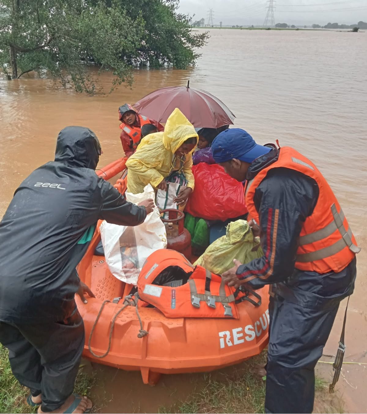 बस्तर में ‘अर्नब’ तूफान का असर, मूसलाधार बारिश से बाढ़; दर्जनों लोगों का रेस्क्यू, 9 राहत शिविरों में 350 से ज्यादा प्रभावित