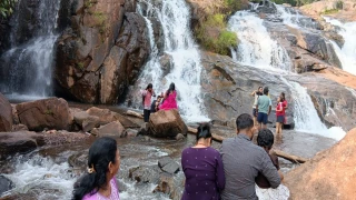 माओवादी खौफ से मुक्त हुआ किरंदुल का मलांगीर जलप्रपात, छत्तीसगढ़ और पड़ोसी राज्यों से पहुंच रहे पर्यटक, पक्की सड़क की मांग