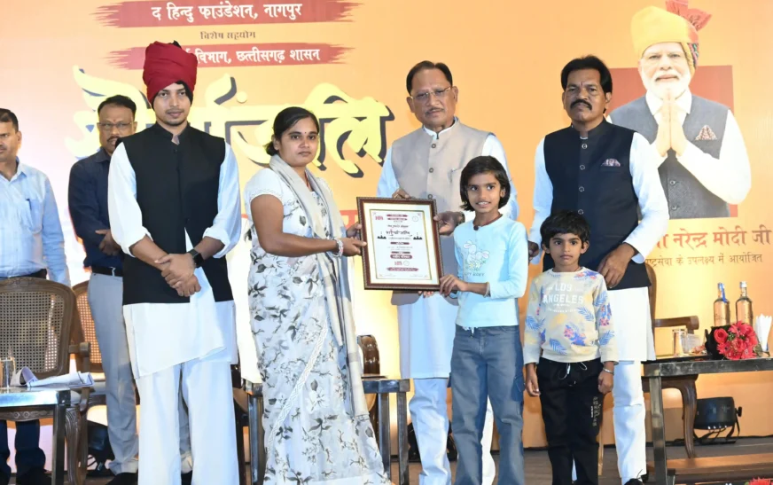 मुख्यमंत्री विष्णु देव साय ने शौर्यांजलि कार्यक्रम में 50 अमर शहीदों को दी श्रद्धांजलि, परिजनों का किया सम्मान