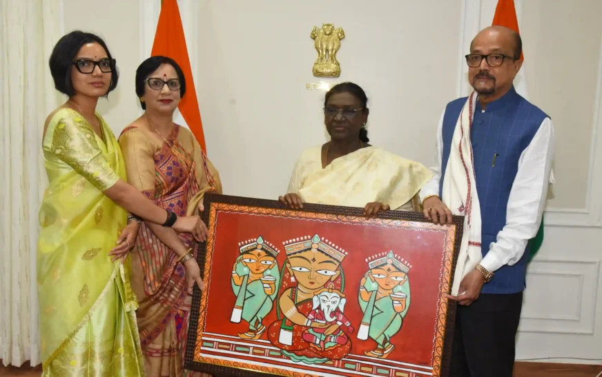 लोक भवन में राष्ट्रपति द्रौपदी मुर्मु का सम्मान, छत्तीसगढ़ की पहाड़ी मैना और पारंपरिक कोसा साड़ी भेंट