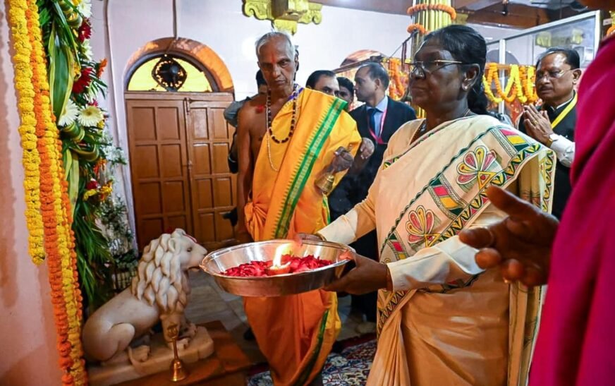 बस्तर प्रवास पर राष्ट्रपति द्रौपदी मुर्मु ने माँ दंतेश्वरी मंदिर में की पूजा-अर्चना, राज्यपाल रमेन डेका और CM विष्णु देव साय रहे मौजूद