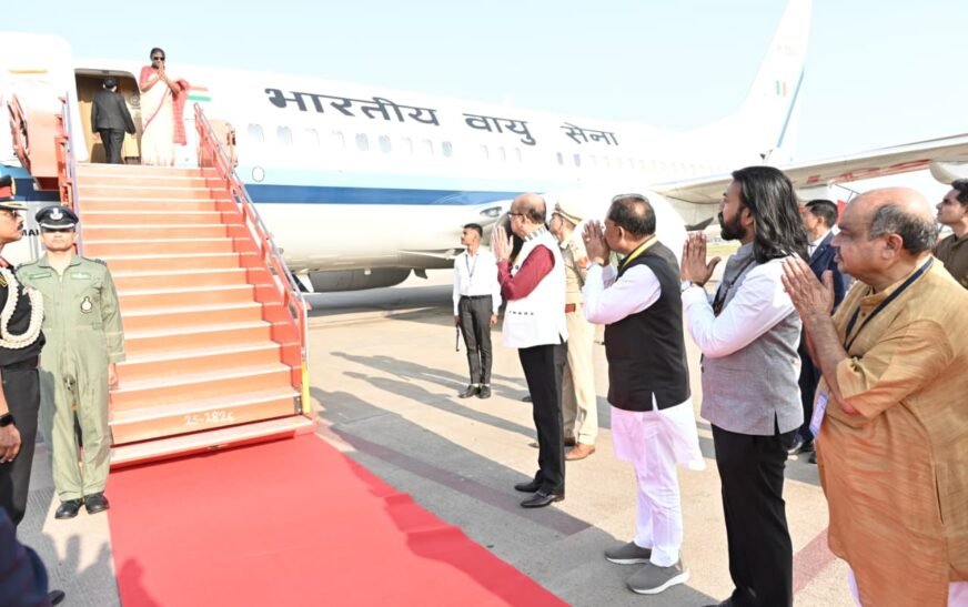 छत्तीसगढ़ प्रवास पूरा कर राष्ट्रपति द्रौपदी मुर्मु रायपुर से हुईं रवाना, राज्यपाल रमेन डेका और मुख्यमंत्री विष्णु देव साय ने दी आत्मीय विदाई