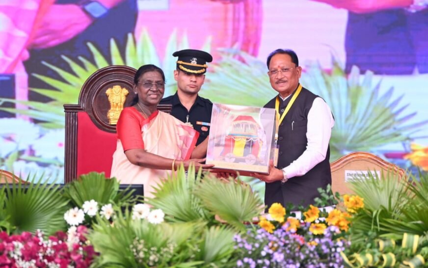 बस्तर दशहरा में शामिल हुईं राष्ट्रपति द्रौपदी मुर्मु, जनजातीय संस्कृति की सराहना, मांझी-चालकी का बढ़ा मानदेय