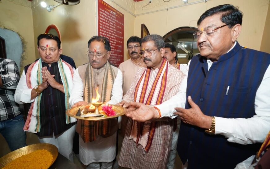 मुख्यमंत्री विष्णु देव साय ने रामचंडी मंदिर में की पूजा-अर्चना, छत्तीसगढ़ की सुख-समृद्धि और खुशहाली की कामना की