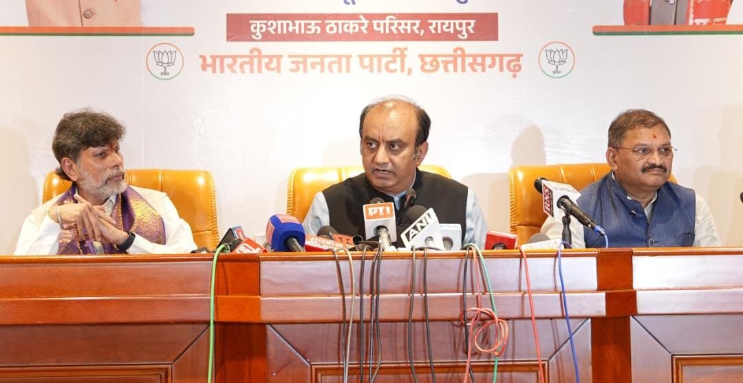 चुनाव आयोग और संवैधानिक संस्थाओं को बदनाम करने का कांग्रेस पर आरोप, रायपुर में भाजपा प्रवक्ता सुधांशु त्रिवेदी का बड़ा हमला