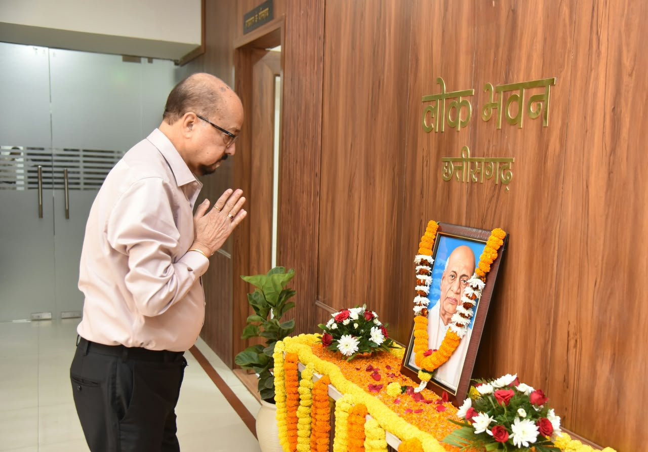 राज्यपाल रमेन डेका ने सरदार वल्लभभाई पटेल की 151वीं जयंती पर लोकभवन में पुष्पांजलि अर्पित कर किया नमन
