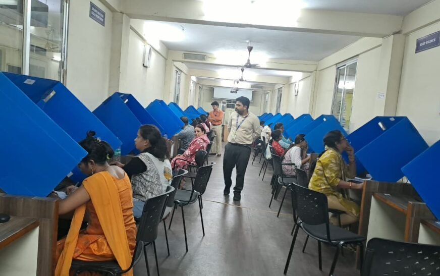 शिक्षक भर्ती परीक्षा के पहले दिन 83.25 प्रतिशत अभ्यर्थियों की उपस्थिति, गणित विषय में सबसे ज्यादा 90.25 प्रतिशत परीक्षार्थी हुए शामिल