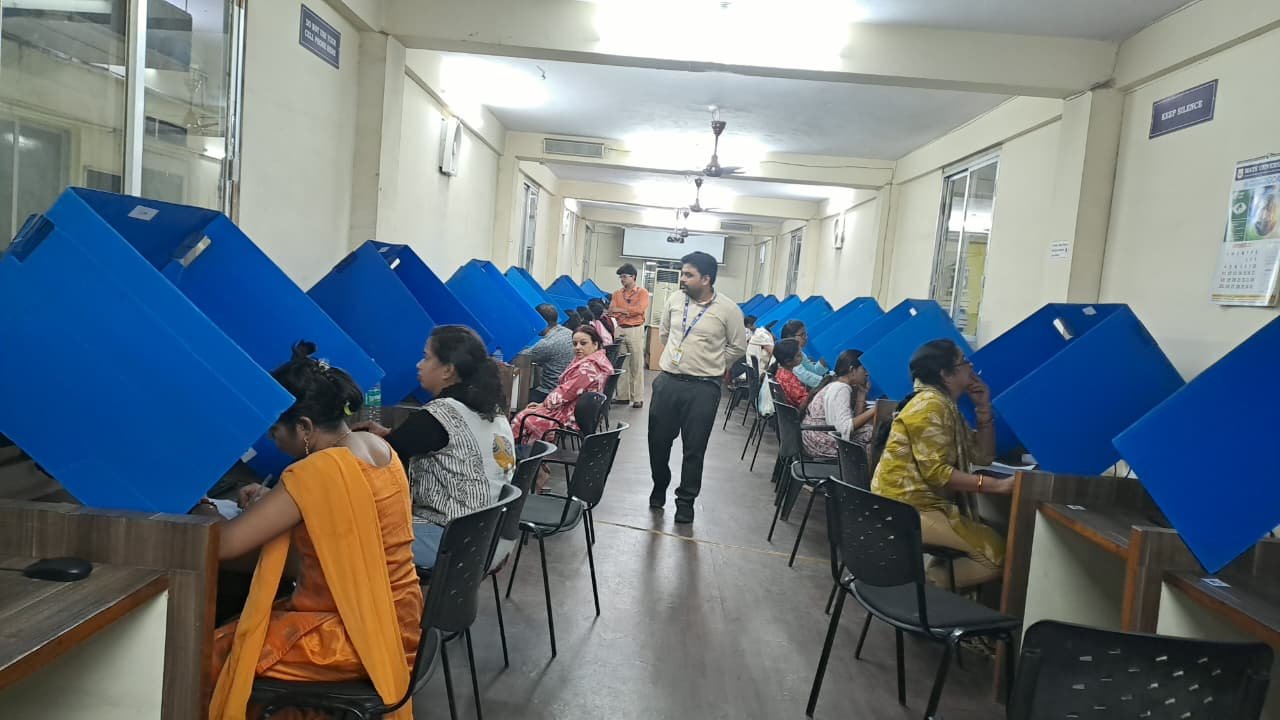 शिक्षक भर्ती परीक्षा के पहले दिन 83.25 प्रतिशत अभ्यर्थियों की उपस्थिति, गणित विषय में सबसे ज्यादा 90.25 प्रतिशत परीक्षार्थी हुए शामिल