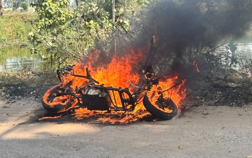 कोरबा में चलती इलेक्ट्रिक स्कूटी बनी आग का गोला, भाई-बहन ने कूदकर बचाई जान, घटना का वीडियो सोशल मीडिया पर वायरल