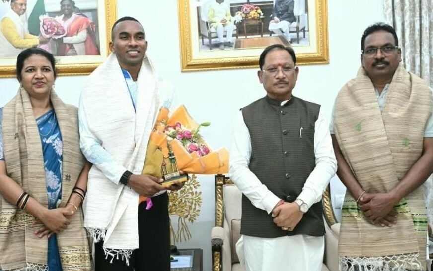 मुख्यमंत्री विष्णु देव साय से मिले एशियन गेम्स कांस्य पदक विजेता अनिमेष कुजूर, छत्तीसगढ़ की खेल प्रतिभाओं को बताया गौरव