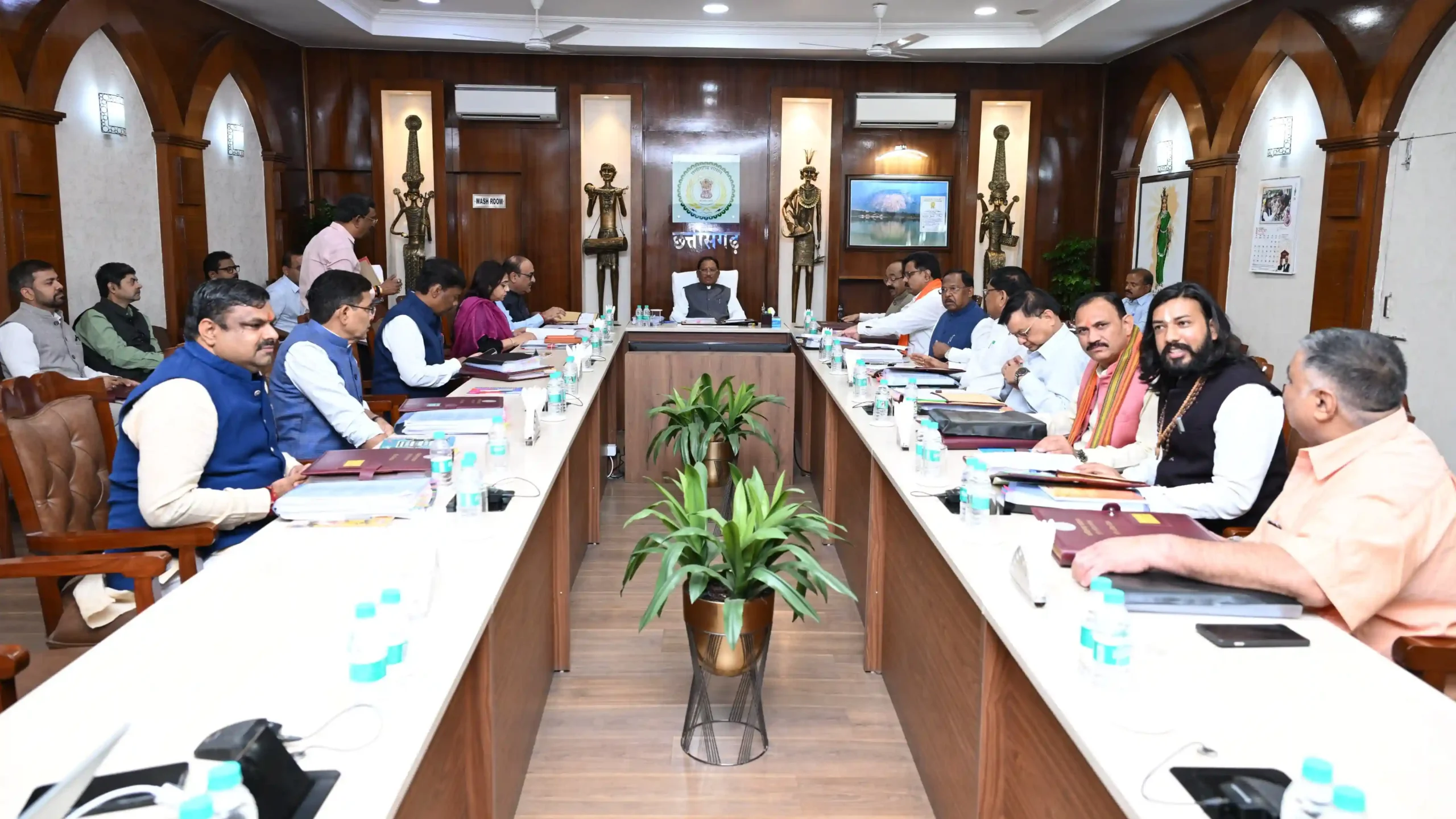 विष्णु देव साय कैबिनेट के अहम फैसले, किसानों को 3100 रुपये में धान खरीदी, कर्मचारियों को कैशलेस इलाज और नई रेल परियोजना को हरी झंडी
