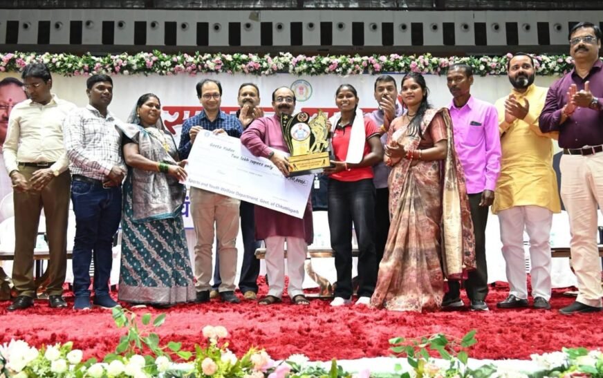 बहतराई के अंतरराष्ट्रीय पदक विजेता खिलाड़ियों का सम्मान, संजू देवी को 51 लाख और मधु-गीता को 11.12 लाख सहायता