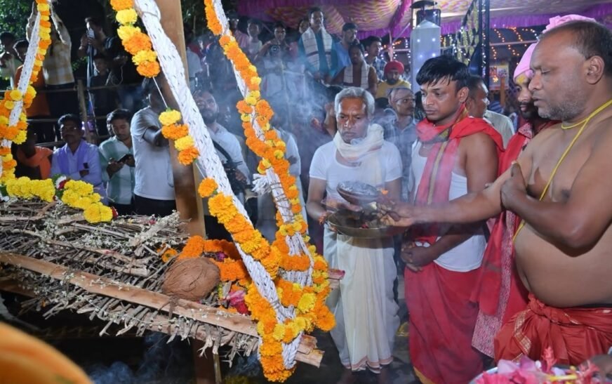 बस्तर दशहरा की काछन गादी रस्म पूरी, कांटों के झूले पर विराजीं मां काछनदेवी, महापर्व आयोजन को मिली अनुमति